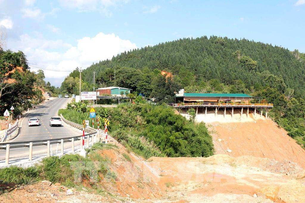 Nhiều công trình xây dựng trái phép vẫn tồn tại ở khu vực đèo Đại Ninh trên tuyến Quốc lộ 28B. Ảnh: Nguyễn Thanh - TTXVN Nhiều công trình xây dựng trái phép vẫn tồn tại ở khu vực đèo Đại Ninh trên tuyến Quốc lộ 28B. Ảnh: Nguyễn Thanh - TTXVN
