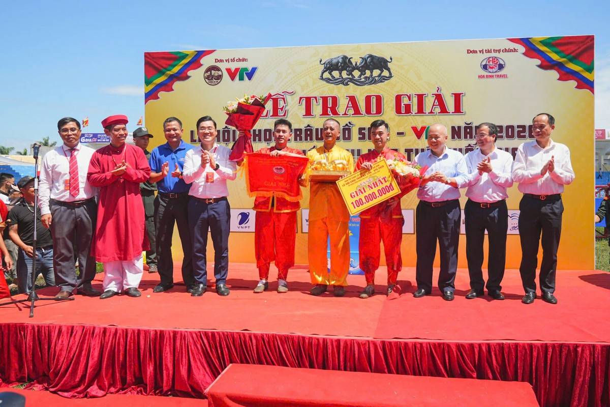 Ban Tổ chức trao giải Nhất cho chủ trâu số 15 là ông Lê Bá Ngọc.. Ảnh: Đàm Thanh Trâu số 15 vượt 14 đối thủ, đăng quang Lễ hội chọi trâu Đồ Sơn 2026